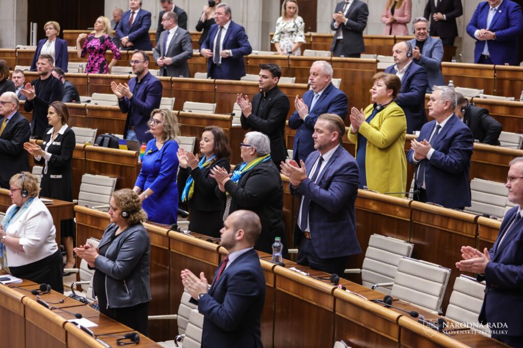Poslanci si svoju prácu neodvádzajú dostatočne zodpovedne.