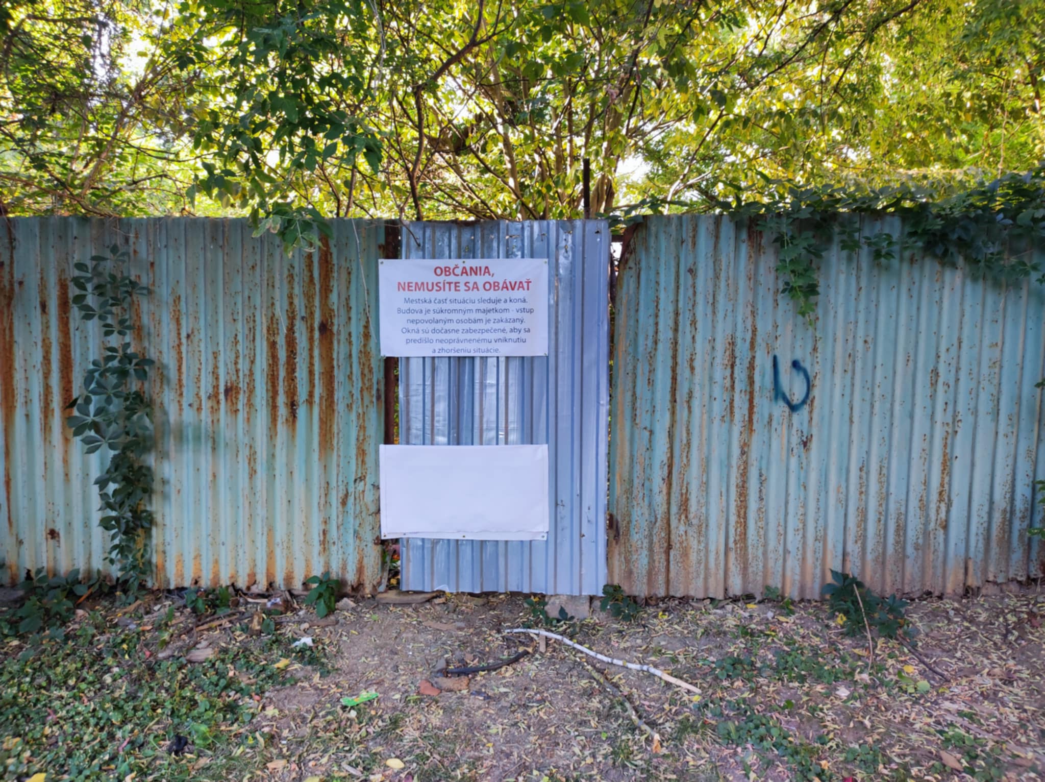 Zdroj: K:D. Plot fotený 18.8.2025. Len pár dní po opravách prvé stopy vandalizmu.
