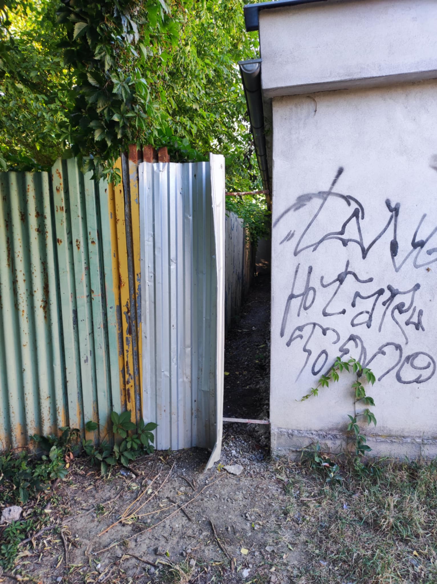 Zdroj: K:D. Plot fotený 18.8.2025. Len pár dní po opravách prvé stopy vandalizmu.